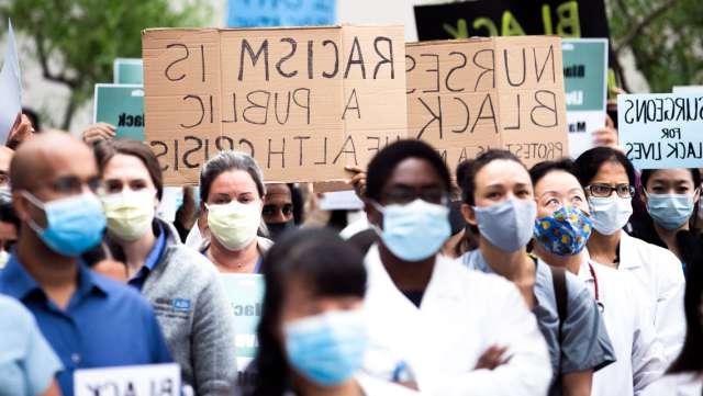 在“黑人的命也是命”运动期间，皇冠hga025大学洛杉矶分校的医护人员在韦斯特伍德抗议.